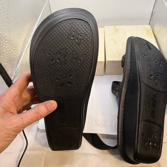 ALEGRIA VIOLETTE BLACK LEATHER SANDALS EMBOSSED DESIGN. Size EU 38. 7.5 NEW - Picture 10 of 14